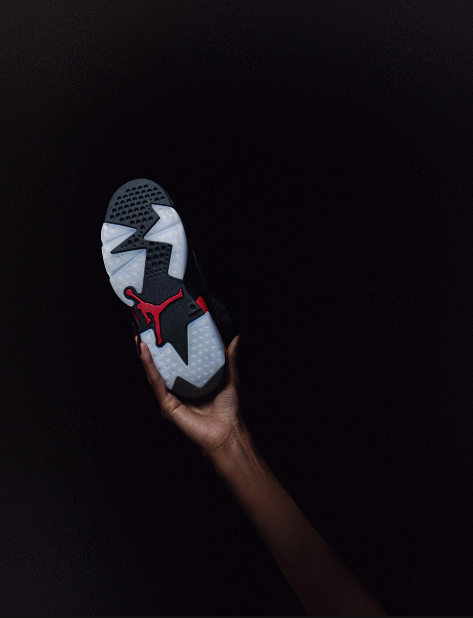 Hinh anh 3: Air Jordan 6 Infrared Salesman 2026, mau giay huyen thoai voi thiet ke co dien va sac do noi bat.