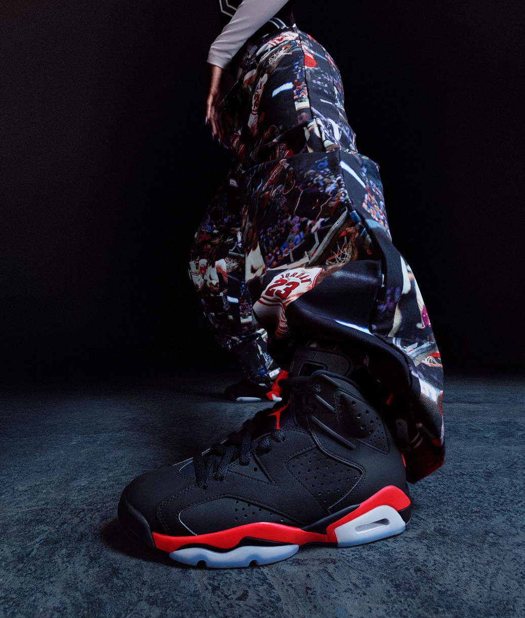 Hinh anh 4: Air Jordan 6 Infrared Salesman 2026, mau giay huyen thoai voi thiet ke co dien va sac do noi bat.