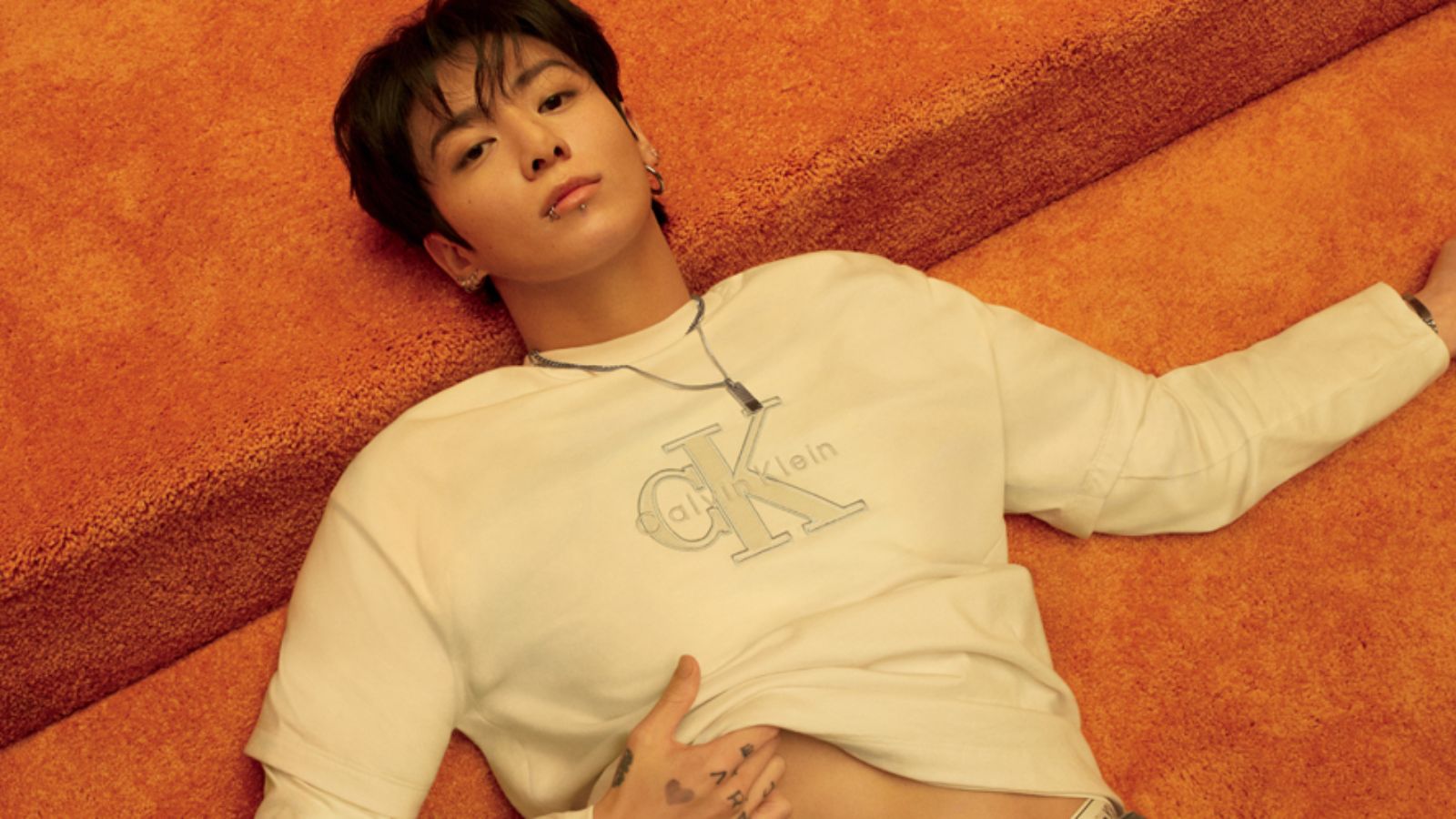 Hinh anh 1: Jungkook trong BST CKJK cung Calvin Klein voi ao khoac da va quan jeans