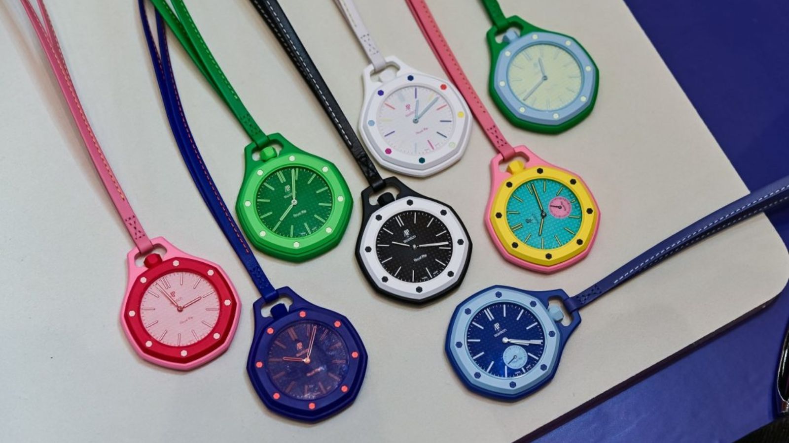 Hinh anh 1: Dong ho Audemars Piguet x Swatch Royal Pop voi thiet ke mau sac