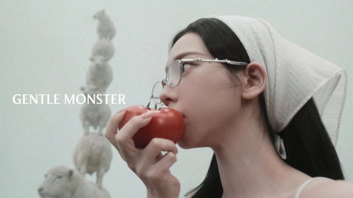Karina cua aespa deo kinh Gentle Monster Veggie Collection 2026 trong chien dich thoi trang sieu thuc.