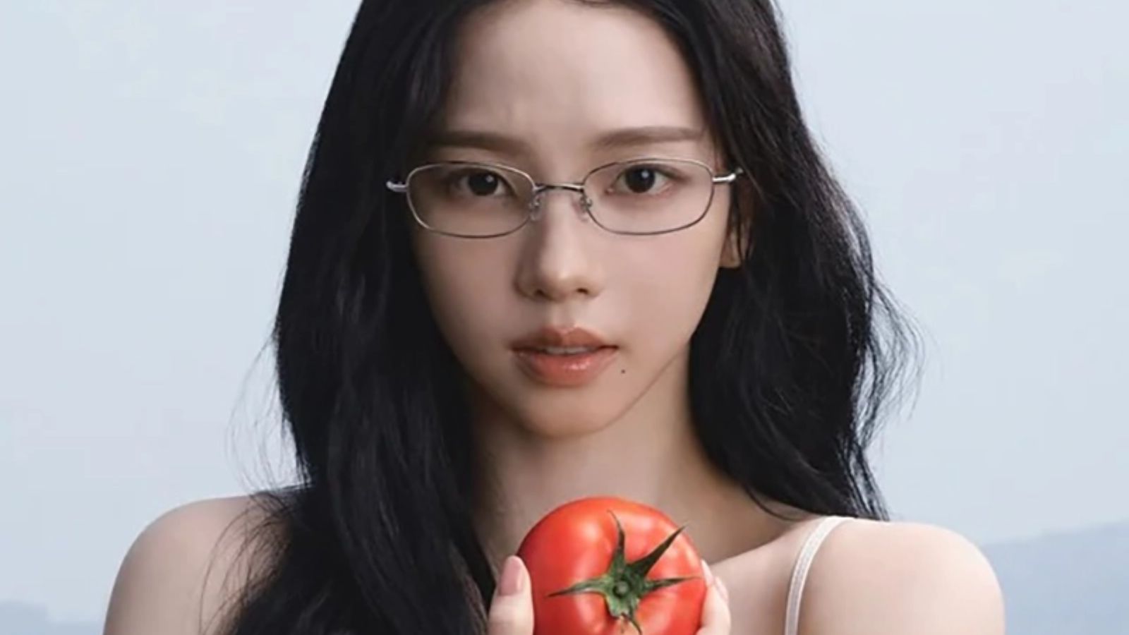 Hinh anh 1: Karina cua aespa deo kinh Gentle Monster Veggie Collection 2026 trong chien dich thoi trang sieu thuc.