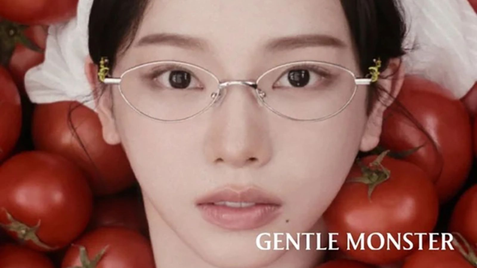 Hinh anh 2: Karina cua aespa deo kinh Gentle Monster Veggie Collection 2026 trong chien dich thoi trang sieu thuc.