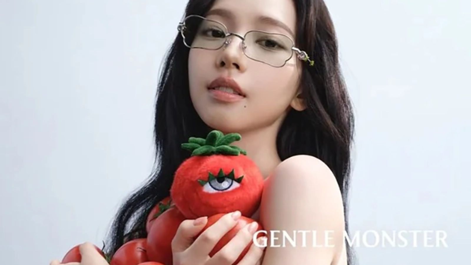 Hinh anh 3: Karina cua aespa deo kinh Gentle Monster Veggie Collection 2026 trong chien dich thoi trang sieu thuc.