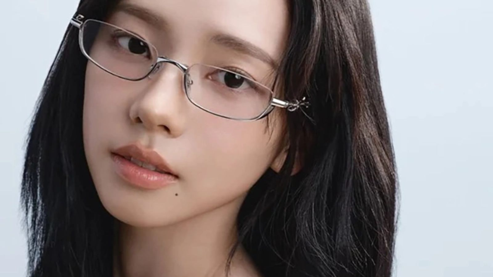 Hinh anh 4: Karina cua aespa deo kinh Gentle Monster Veggie Collection 2026 trong chien dich thoi trang sieu thuc.