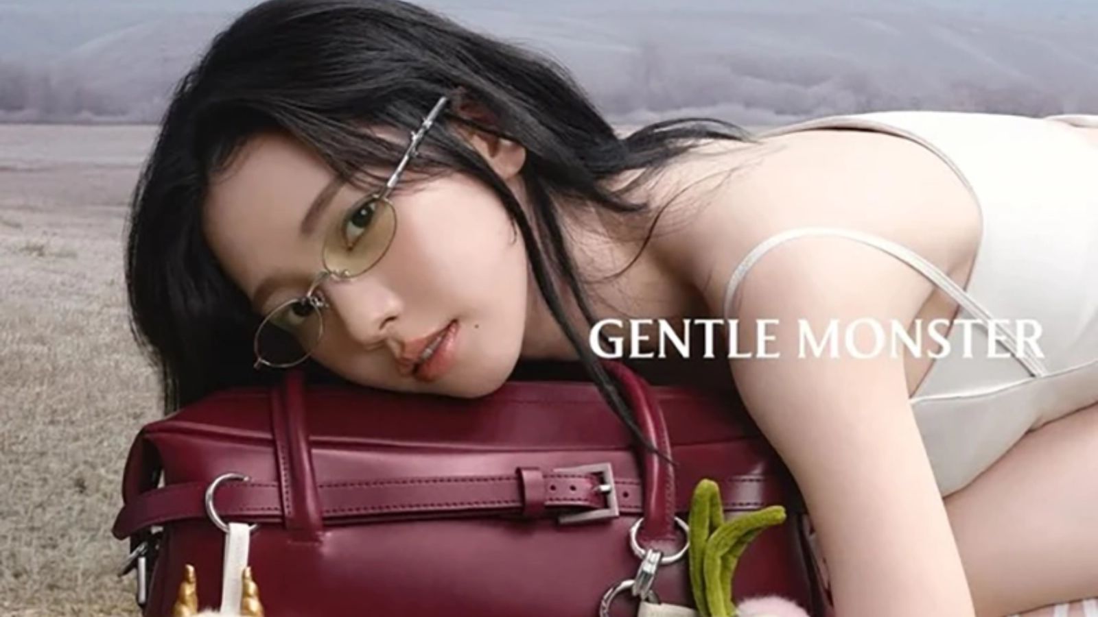 Hinh anh 6: Karina cua aespa deo kinh Gentle Monster Veggie Collection 2026 trong chien dich thoi trang sieu thuc.