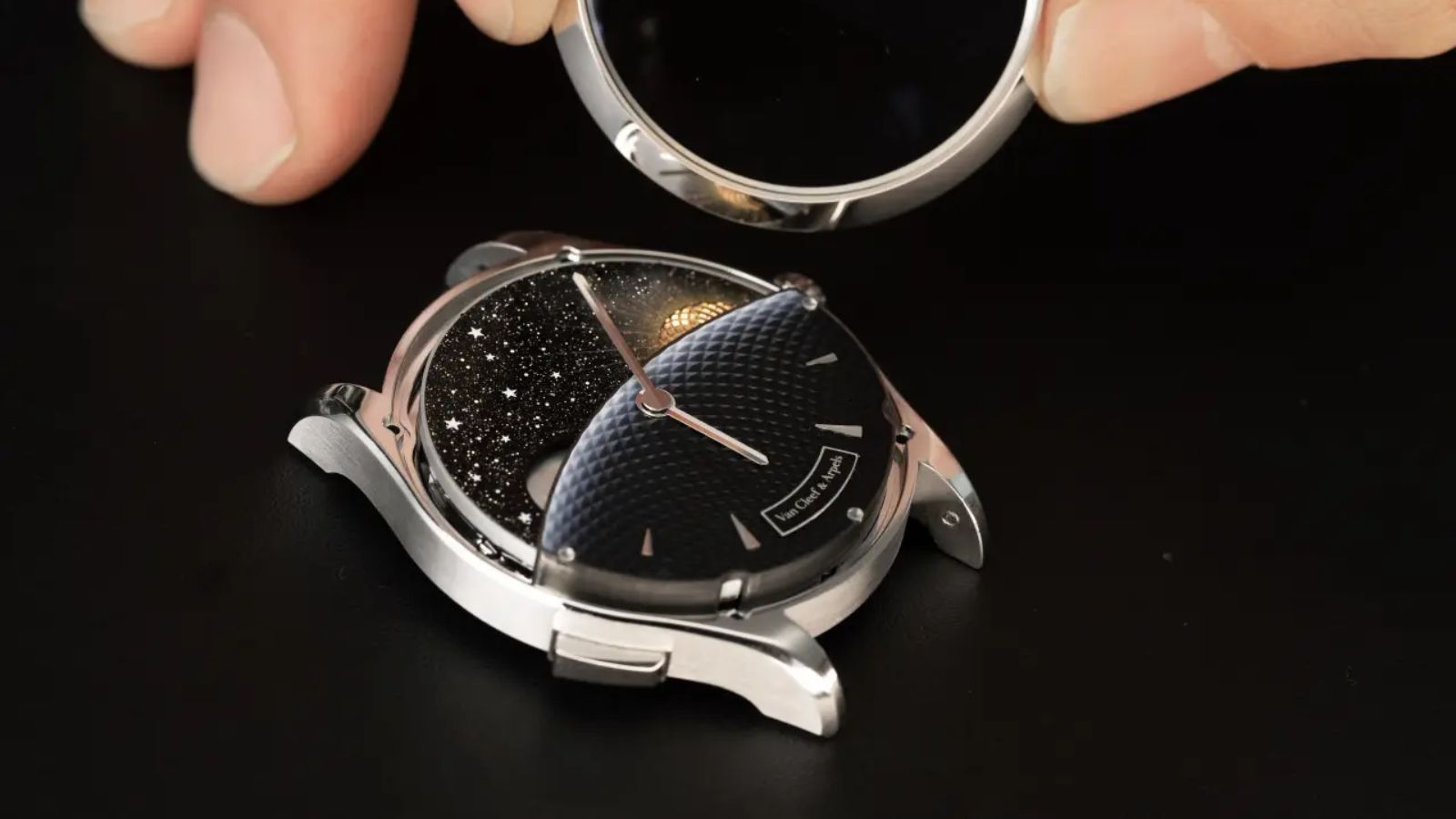 Hinh anh 1: Mau dong ho Poetry of the Heavens tu Van Cleef & Arpels, lay cam hung tu bau troi.