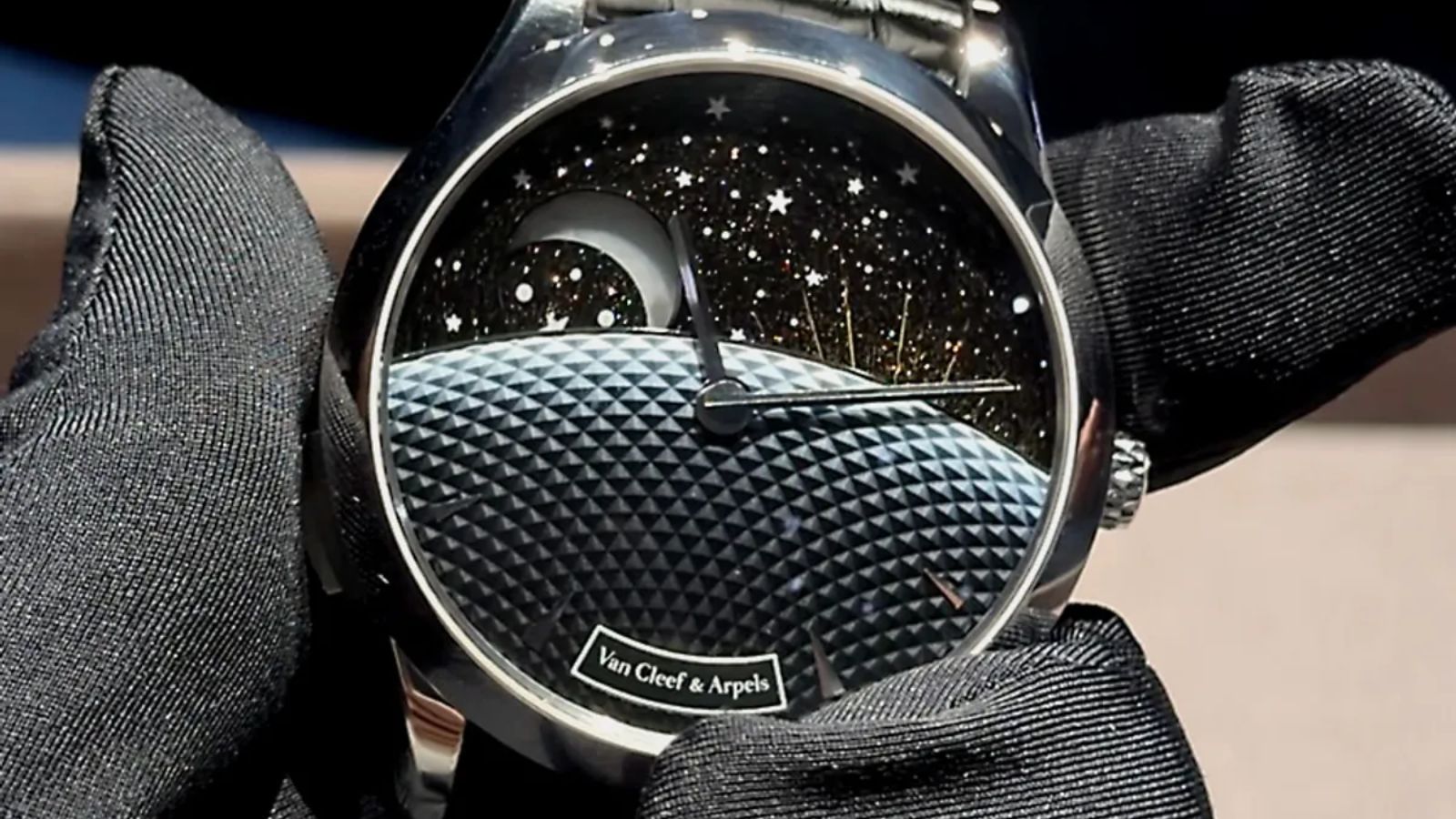 Hinh anh 3: Mau dong ho Poetry of the Heavens tu Van Cleef & Arpels, lay cam hung tu bau troi.