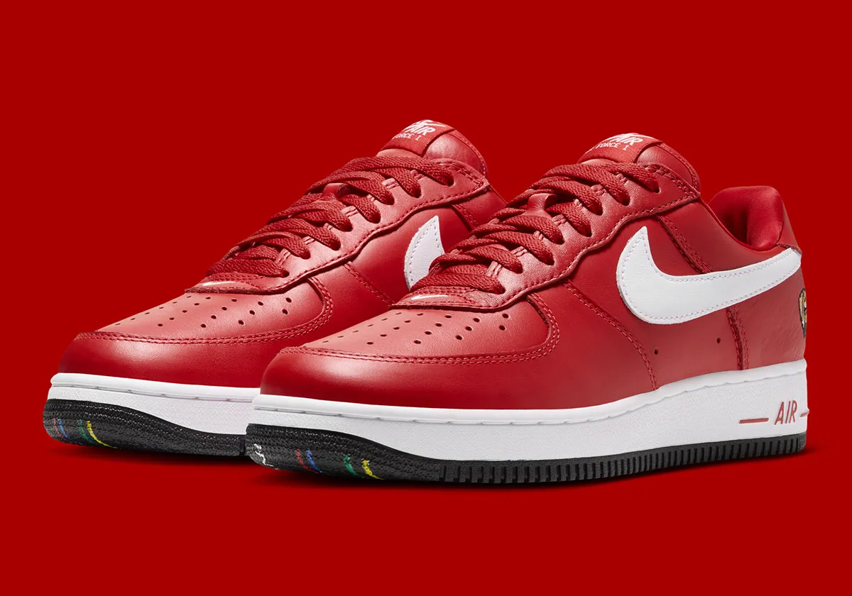 Victor Victor x Nike Air Force 1 '01 'University Red' voi thiet ke chunky va logo Victor Victor.