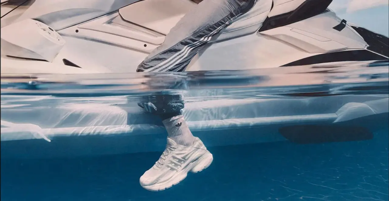 Hinh anh 2: adidas Jellyfish Triple White cua Pharrell Williams voi thiet ke toi gian