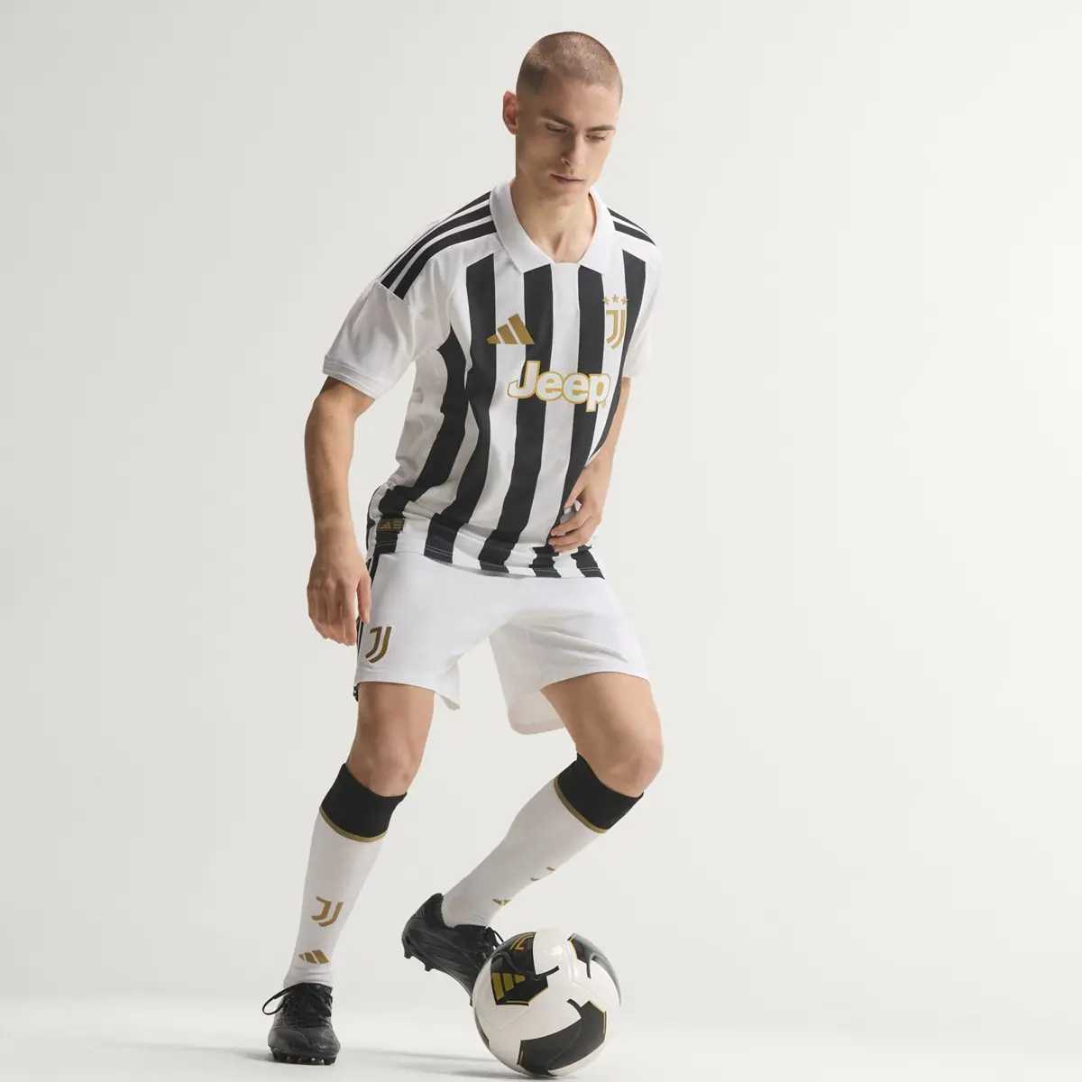 Alternative view of Áo Adidas Juventus 26/27 Home Authentic Jersey 'White Black' KC2282