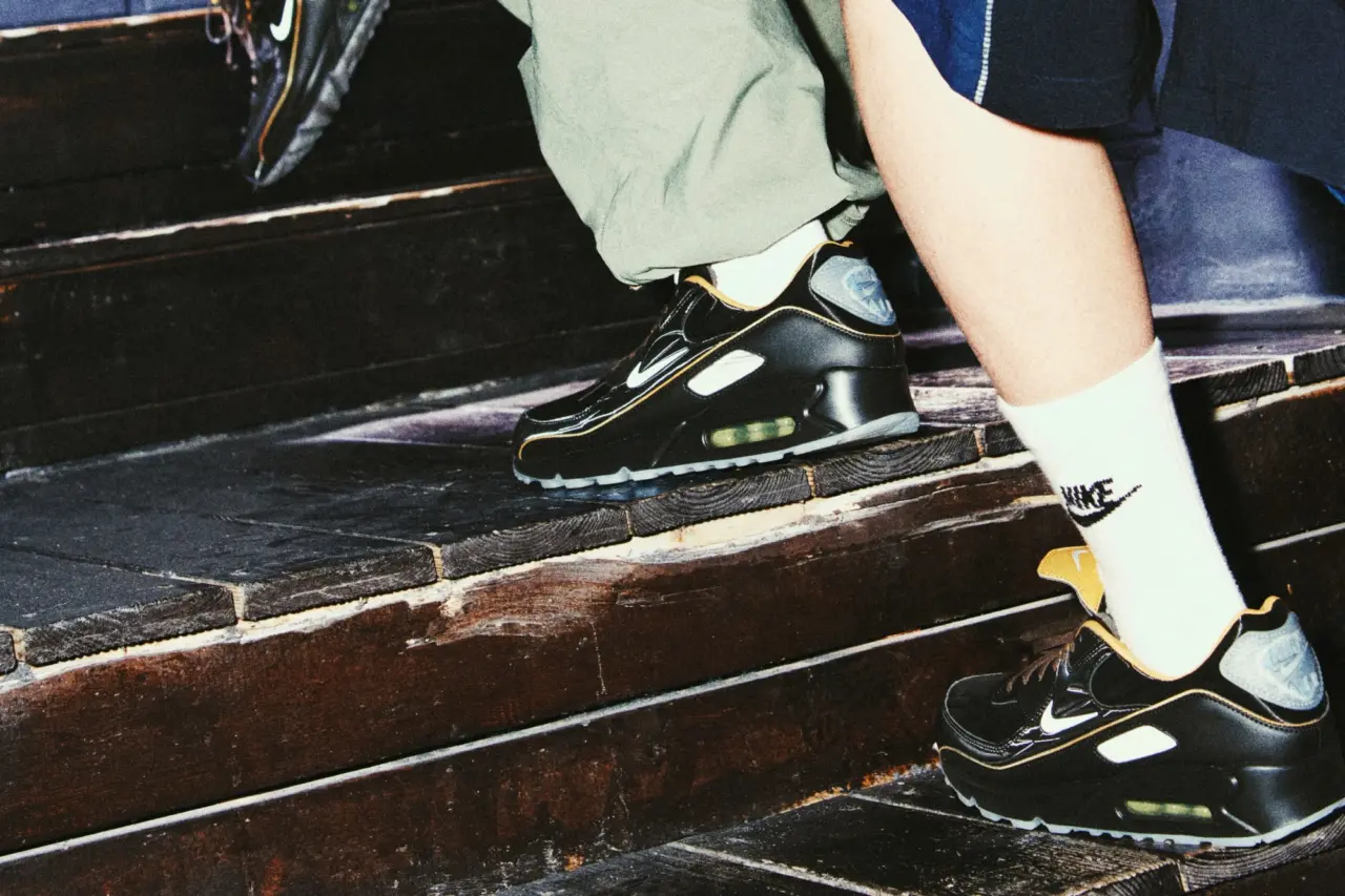 Nike biến tấu 4 biểu tượng bóng đá cho bộ sưu tập Air Max 'Mad 90'