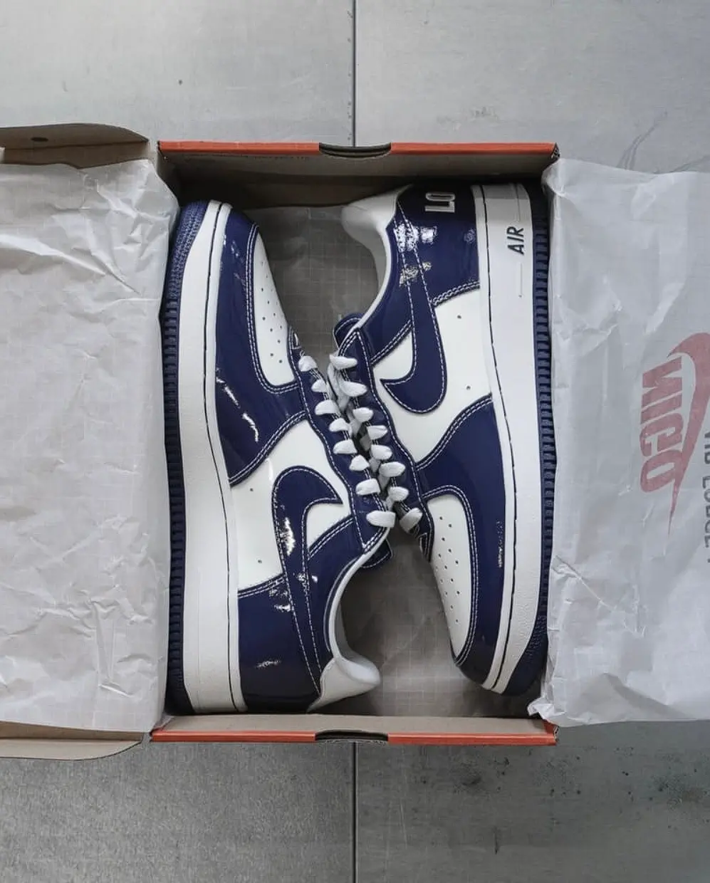 Hinh anh 2: Giay Nike x Nigo Air Force 1 World Tour voi thiet ke doc dao va chat lieu da bong cao cap