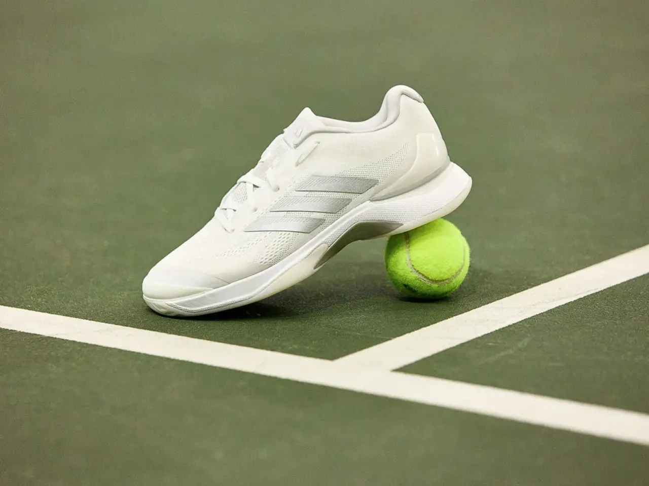 Hinh anh 2: Giay tennis Adidas Avacourt 3 voi thiet ke cho nu, cong nghe dem Bounce Pro va de ngoai Adiwear