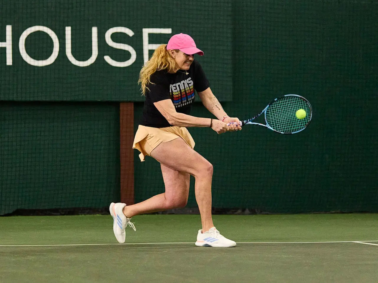 Hinh anh 3: Giay tennis Adidas Avacourt 3 voi thiet ke cho nu, cong nghe dem Bounce Pro va de ngoai Adiwear
