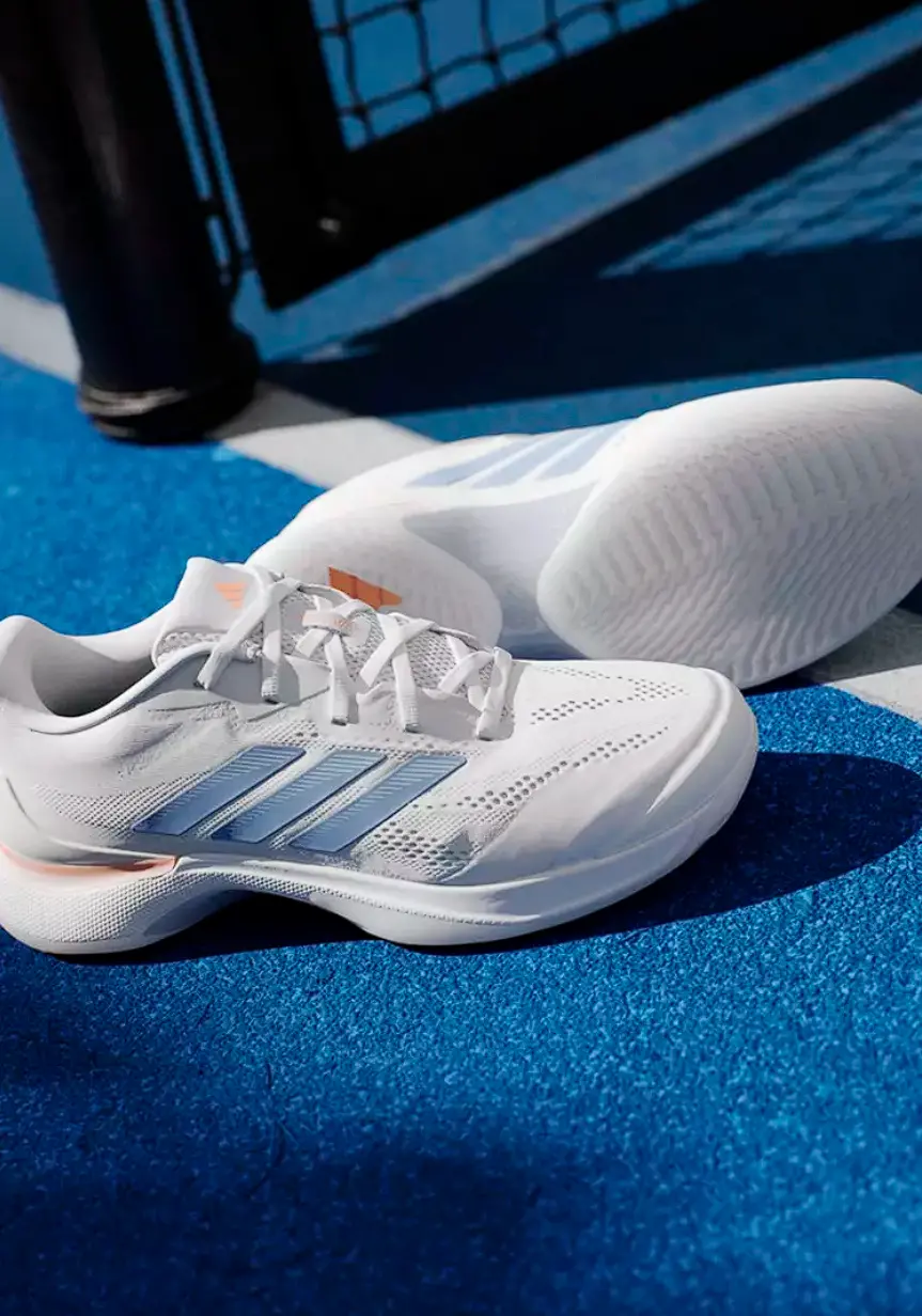 Giay tennis Adidas Avacourt 3 voi thiet ke cho nu, cong nghe dem Bounce Pro va de ngoai Adiwear