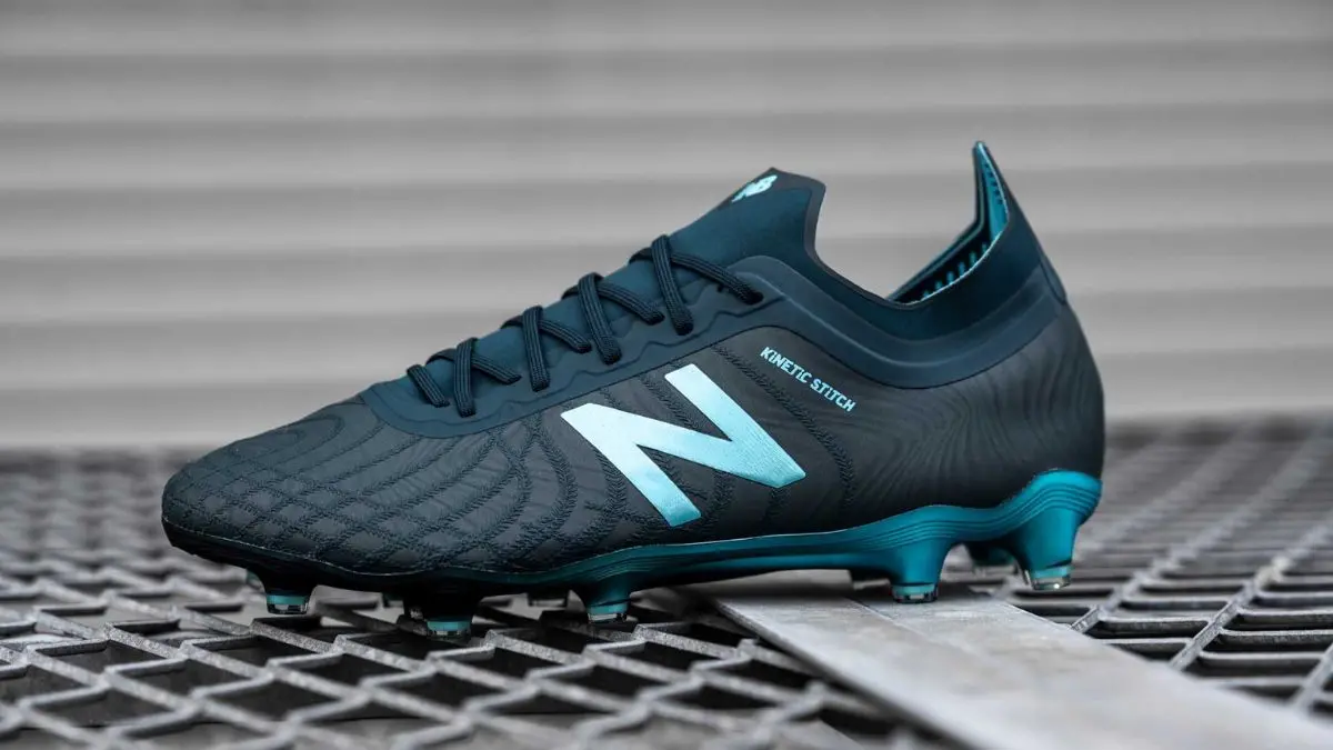 Hinh anh giay bong da noi tieng tu cac thuong hieu hang dau nhu adidas, Nike, New Balance, va PUMA.