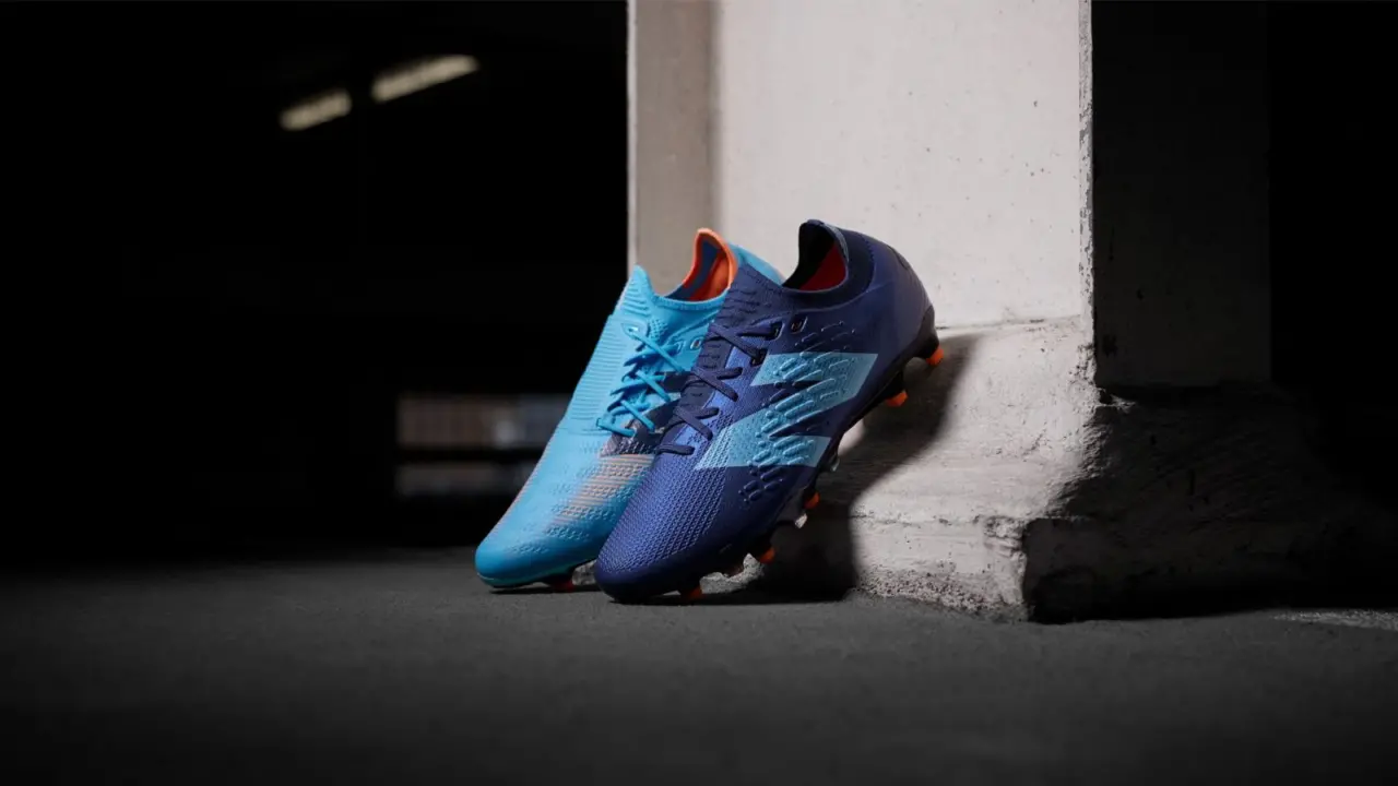 Hinh anh 8: Hinh anh giay bong da noi tieng tu cac thuong hieu hang dau nhu adidas, Nike, New Balance, va PUMA.