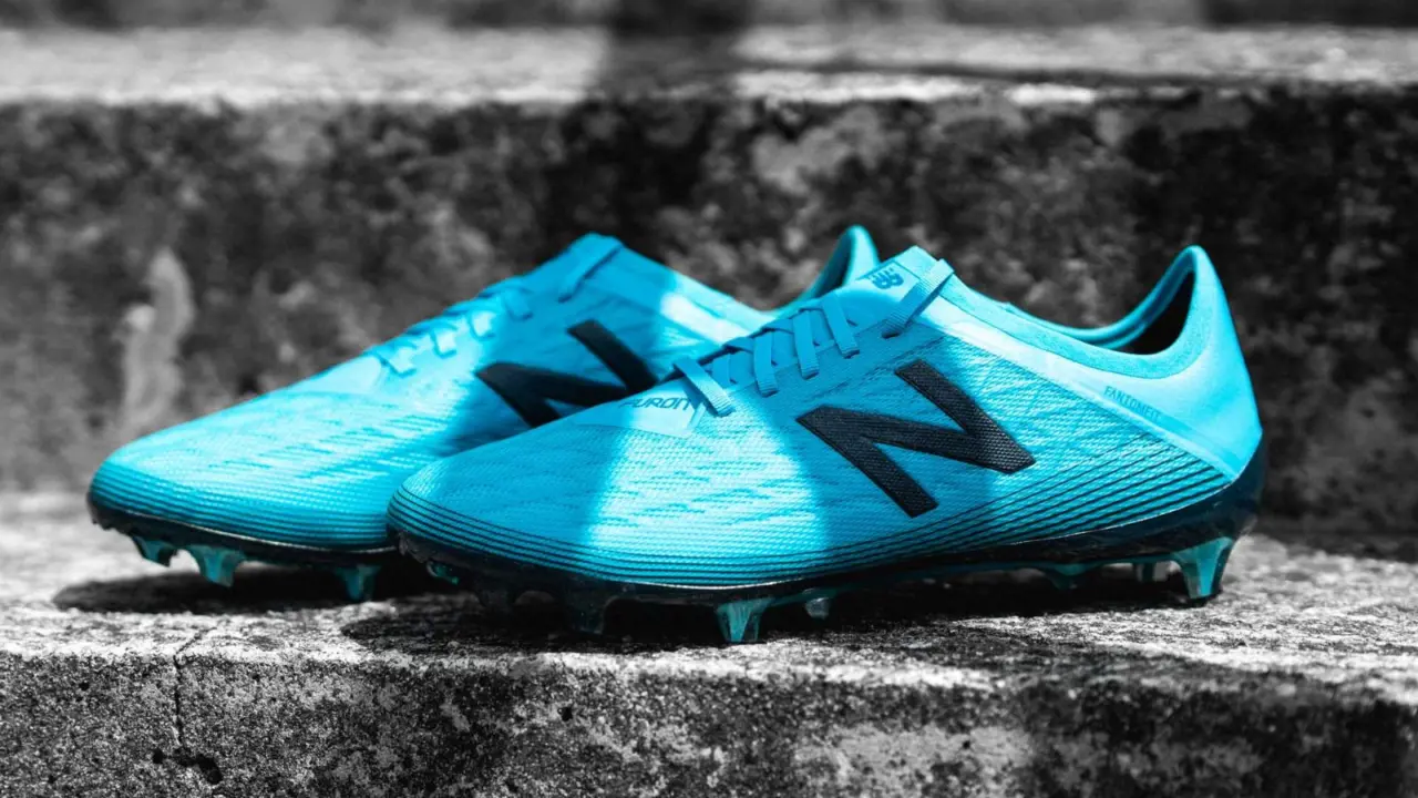 Hinh anh 9: Hinh anh giay bong da noi tieng tu cac thuong hieu hang dau nhu adidas, Nike, New Balance, va PUMA.