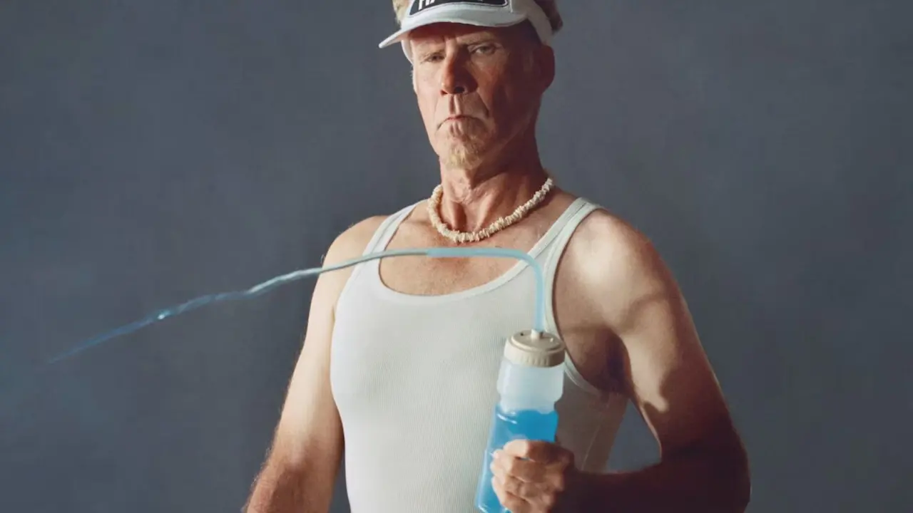 Hinh anh 2: Will Ferrell trong vai Lonnie 'The Hawk' Hawkins mac do SKIMS quang ba cho series Netflix 'The Hawk'.