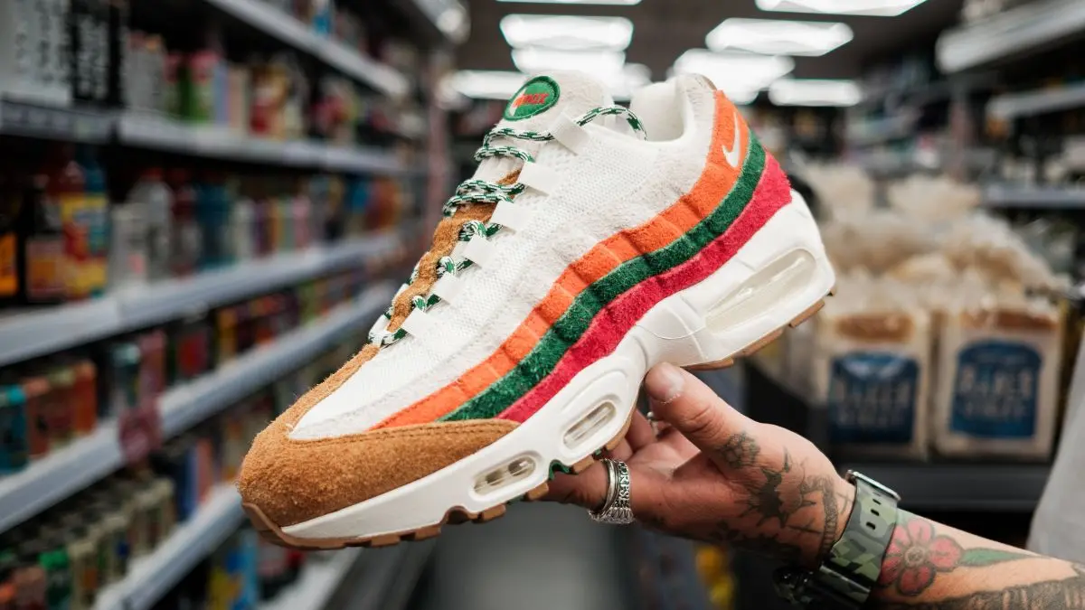 Nike Air Max 95 phoi mau 7-Eleven tro thanh tam diem tranh chap phap ly
