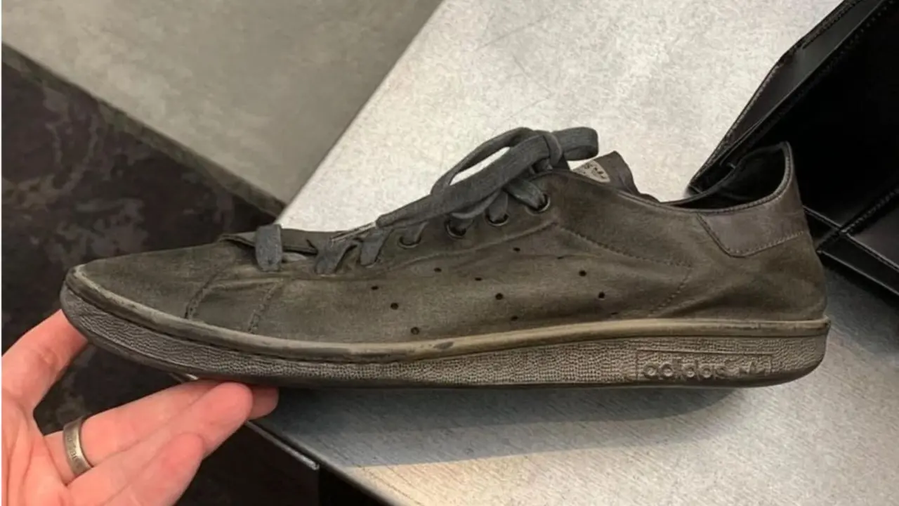 Hinh anh 1: Doi giay adidas Stan Smith bieu tuong voi thiet ke toi gian