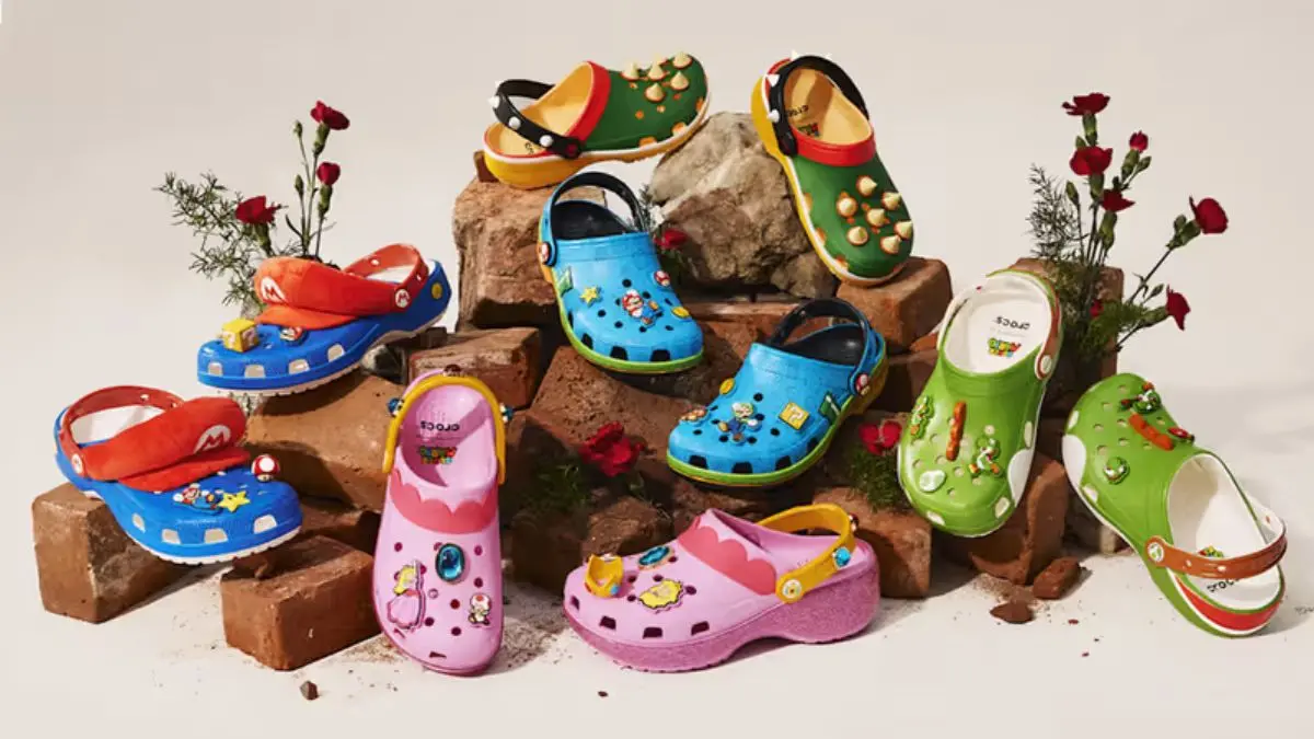 Hinh anh Super Mario x Crocs Classic Clogs voi thiet ke dac trung cua Mario, Yoshi, Princess Peach va Bowser.