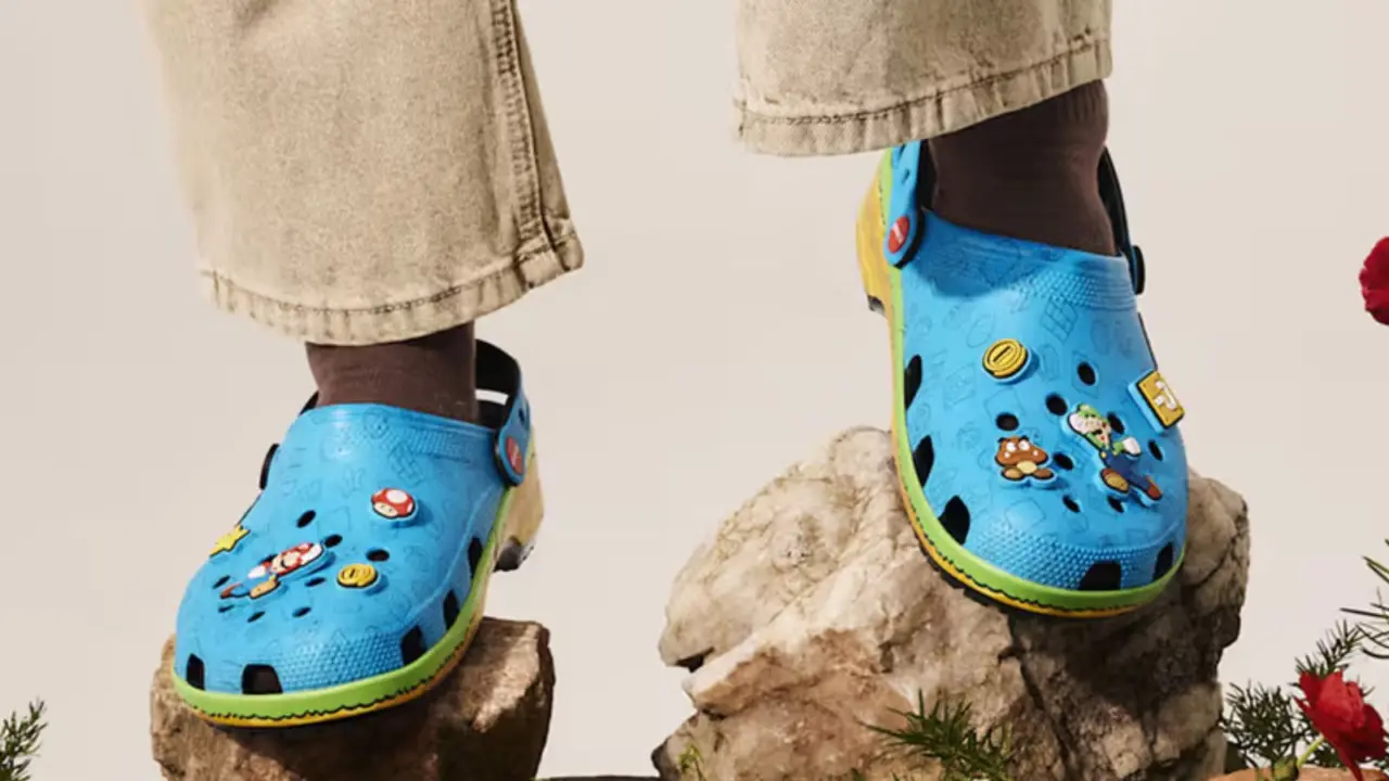 Hinh anh 1: Hinh anh Super Mario x Crocs Classic Clogs voi thiet ke dac trung cua Mario, Yoshi, Princess Peach va Bowser.