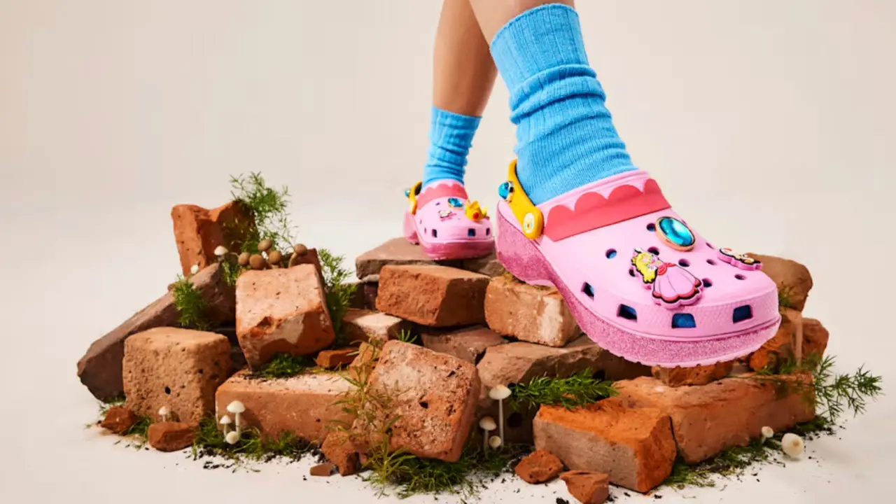Hinh anh 5: Hinh anh Super Mario x Crocs Classic Clogs voi thiet ke dac trung cua Mario, Yoshi, Princess Peach va Bowser.