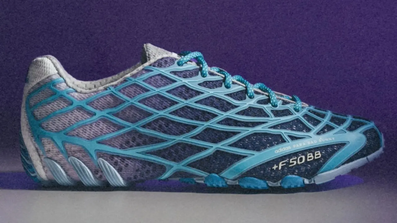 Hinh anh 1: Giay adidas F50 Ghost Sprint do Bad Bunny thiet ke, ket hop giua phong cach bong da va thoi trang hien dai.