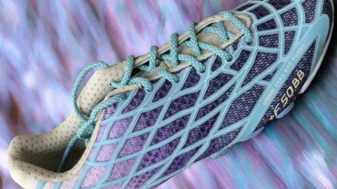 Hinh anh 2: Giay adidas F50 Ghost Sprint do Bad Bunny thiet ke, ket hop giua phong cach bong da va thoi trang hien dai.