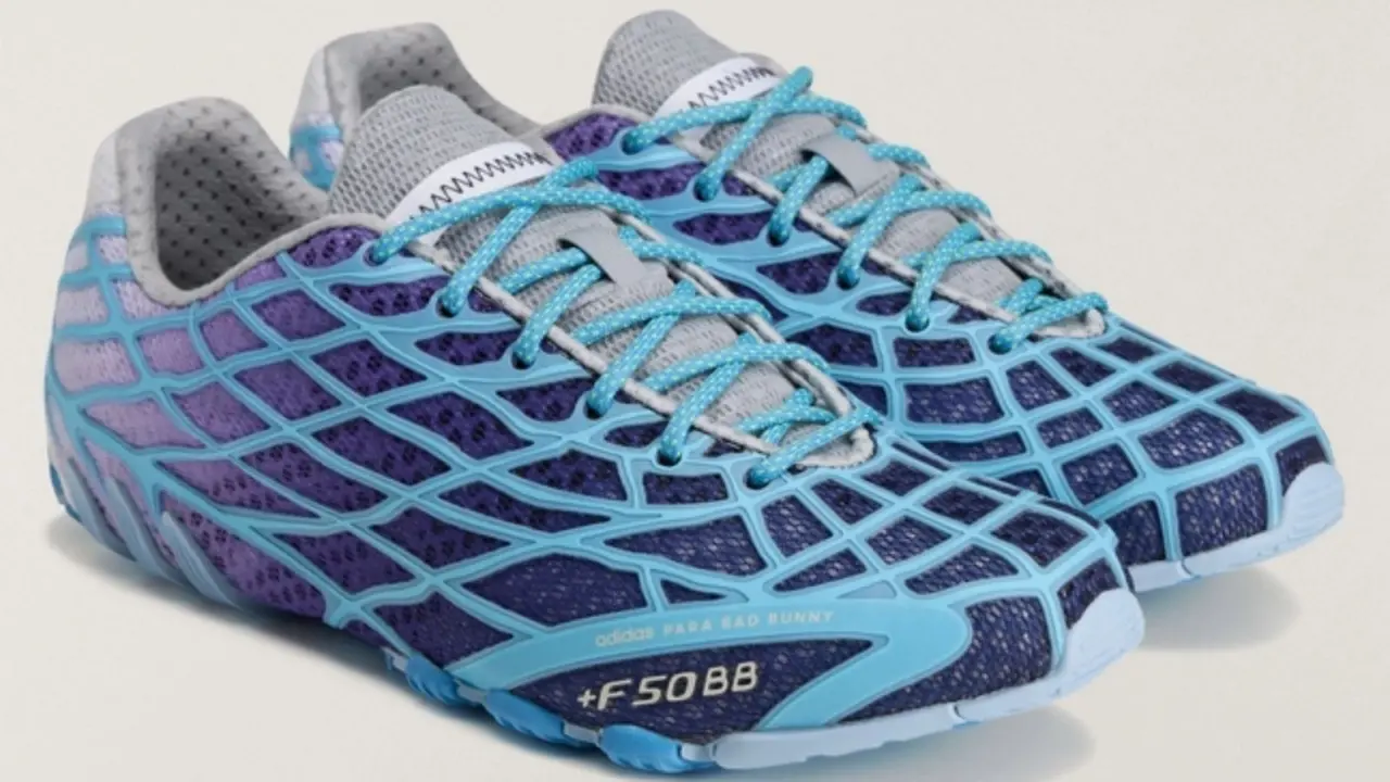 Hinh anh 4: Giay adidas F50 Ghost Sprint do Bad Bunny thiet ke, ket hop giua phong cach bong da va thoi trang hien dai.