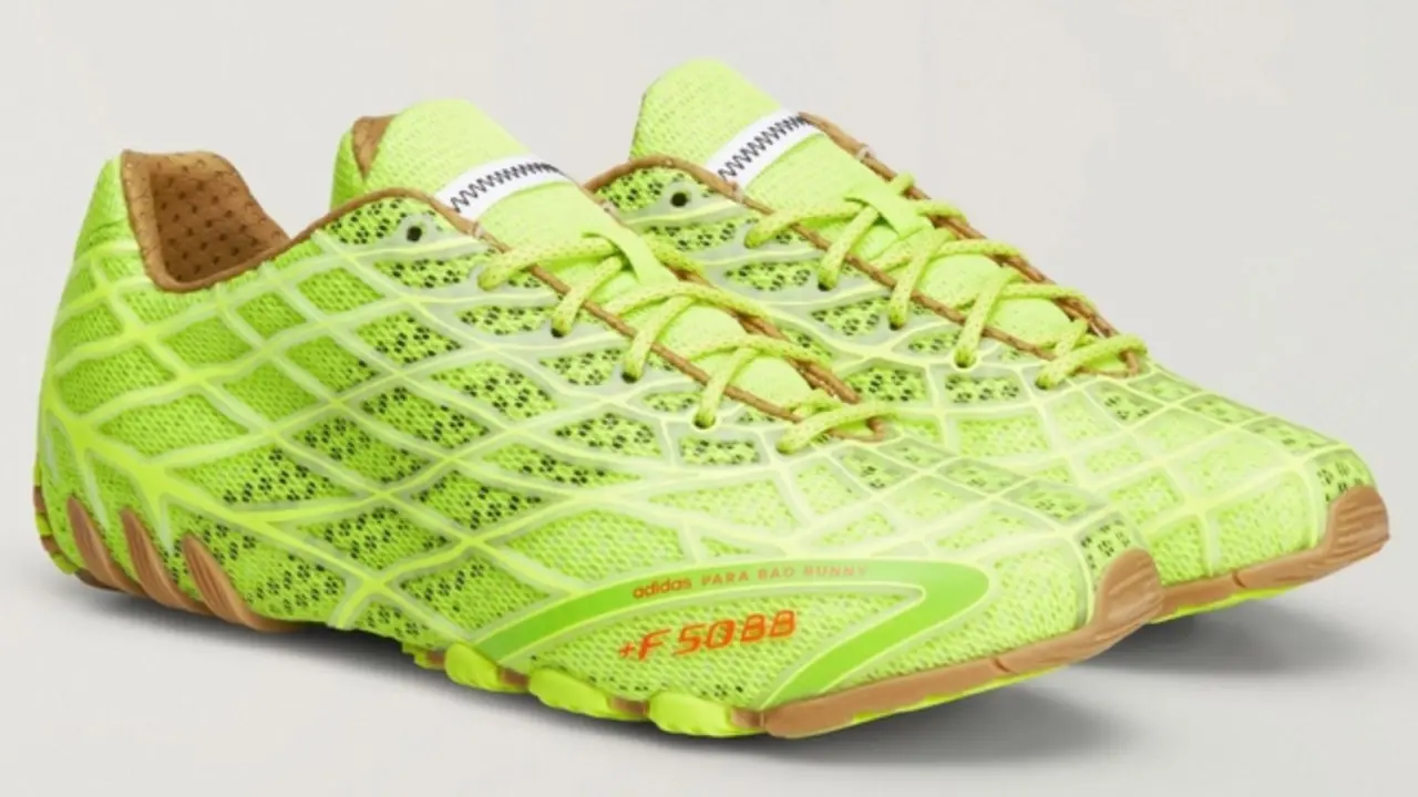 Hinh anh 5: Giay adidas F50 Ghost Sprint do Bad Bunny thiet ke, ket hop giua phong cach bong da va thoi trang hien dai.