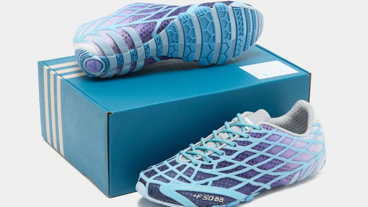 Hinh anh 6: Giay adidas F50 Ghost Sprint do Bad Bunny thiet ke, ket hop giua phong cach bong da va thoi trang hien dai.