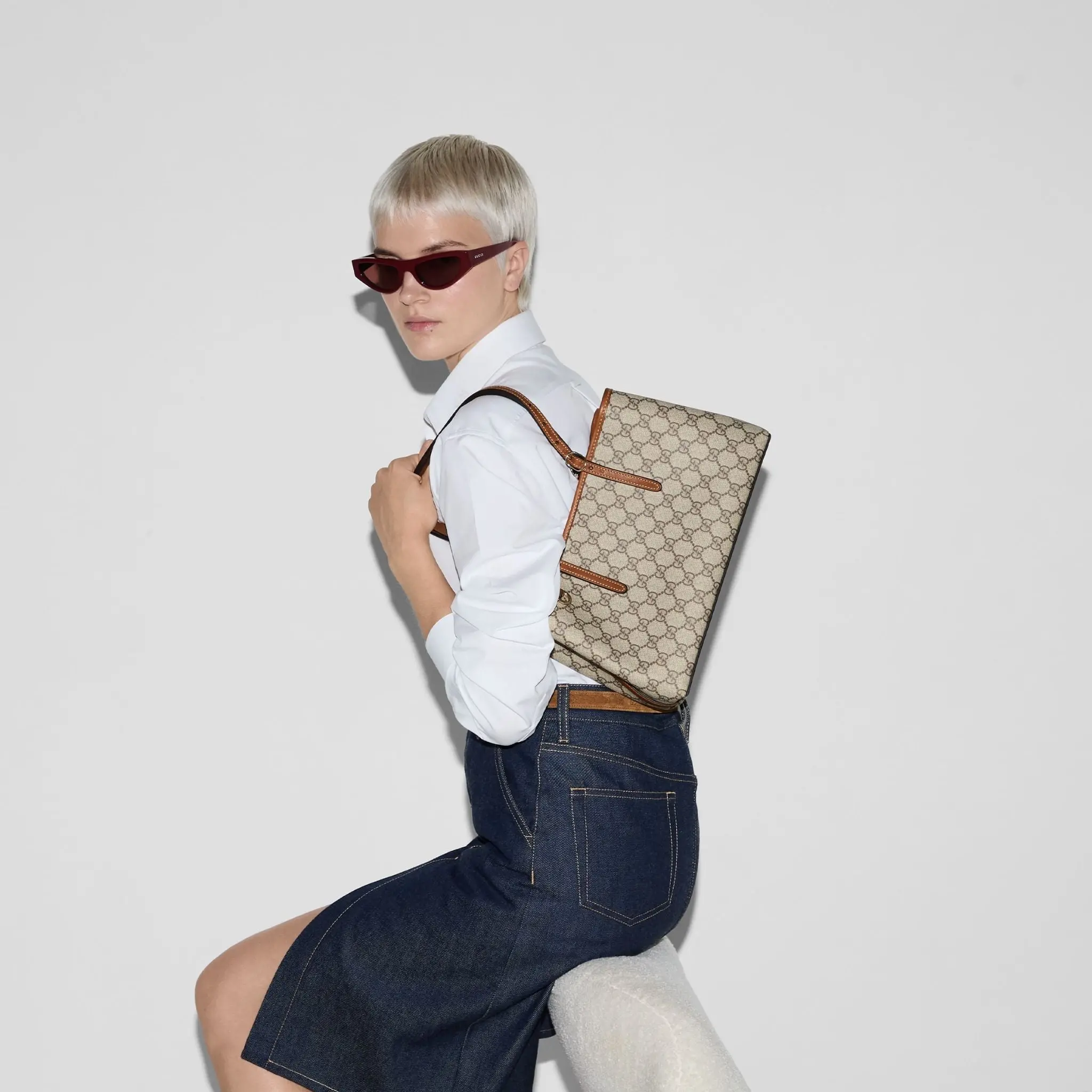 Alternative view of Túi Gucci GG Emblem Small Tote Bag 'Beige' 815214-FAD6L-9758