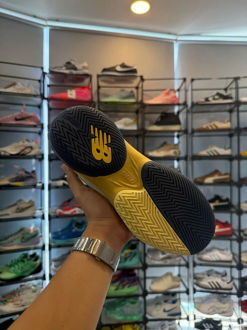 Đánh giá chi tiết giày tennis New Balance FuelCell 996v7 siêu êm ái