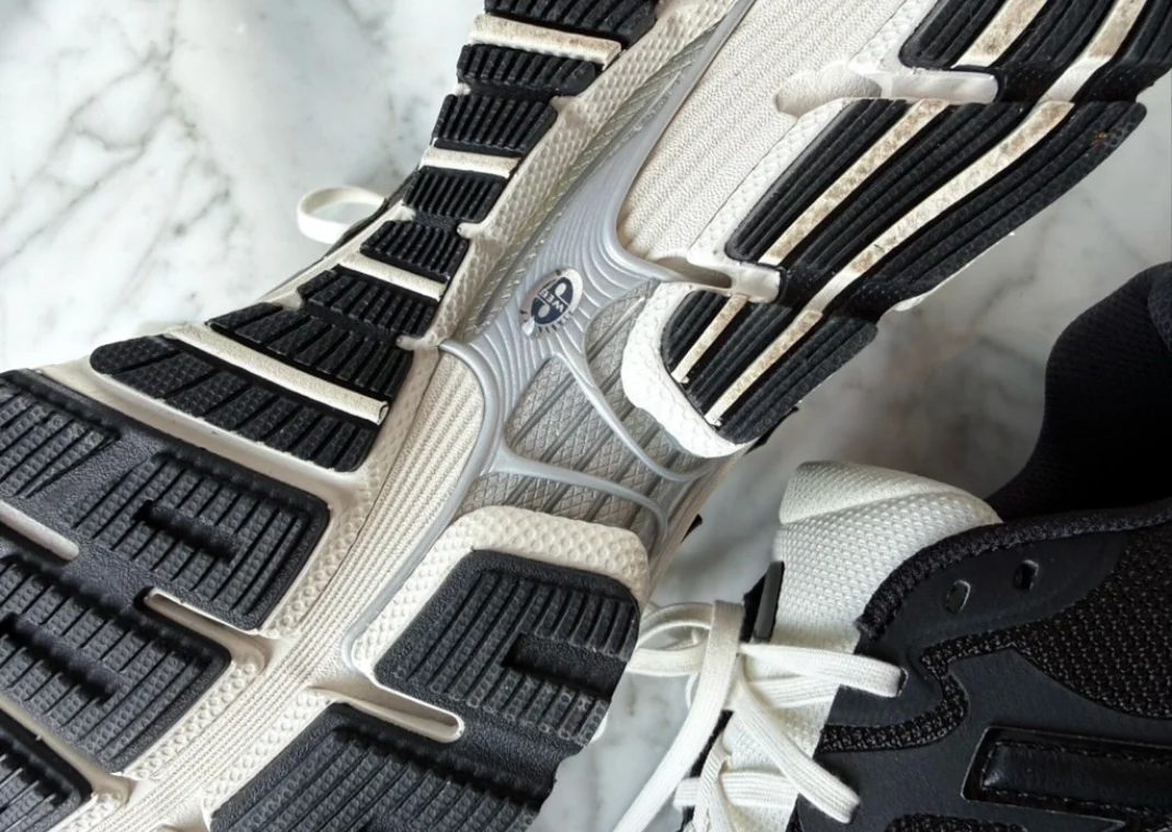 JJJJound x New Balance 1890: Thiết kế "Tuxedo Sneaker" tối giản
