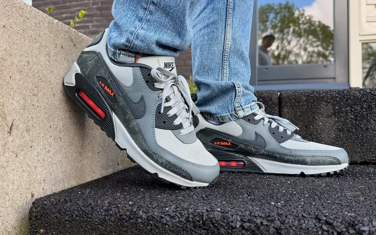 Alternative view of Giày Nike Air Max 90 'Hyper Crimson' IQ0172-900