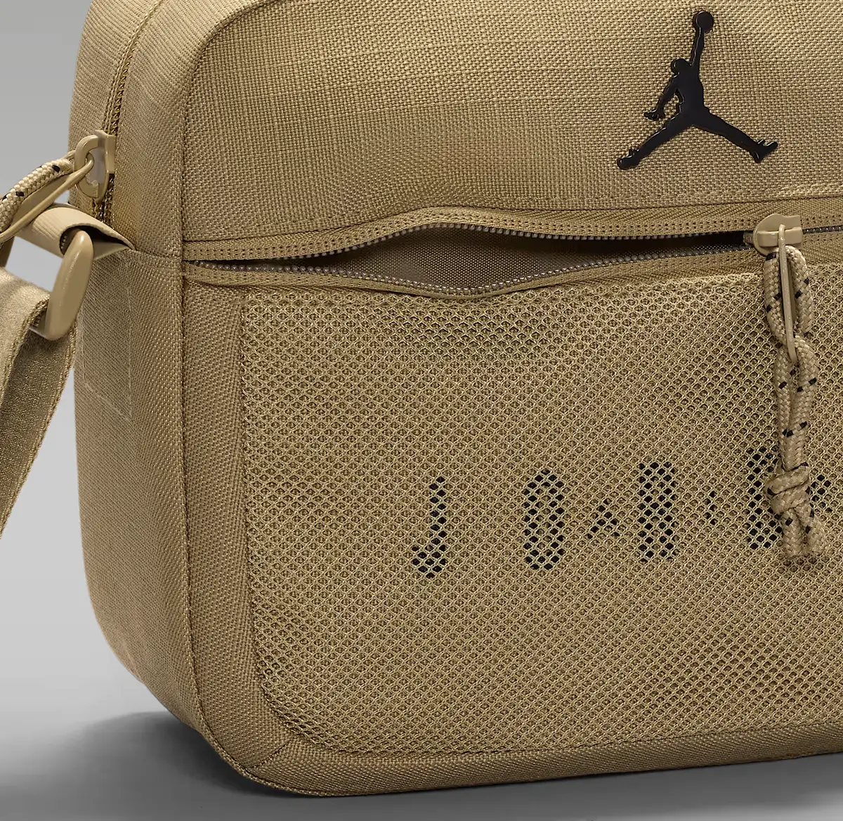 Alternative view of Túi Nike Air Jordan Blacktop 'Desert Camo' IR8394-234