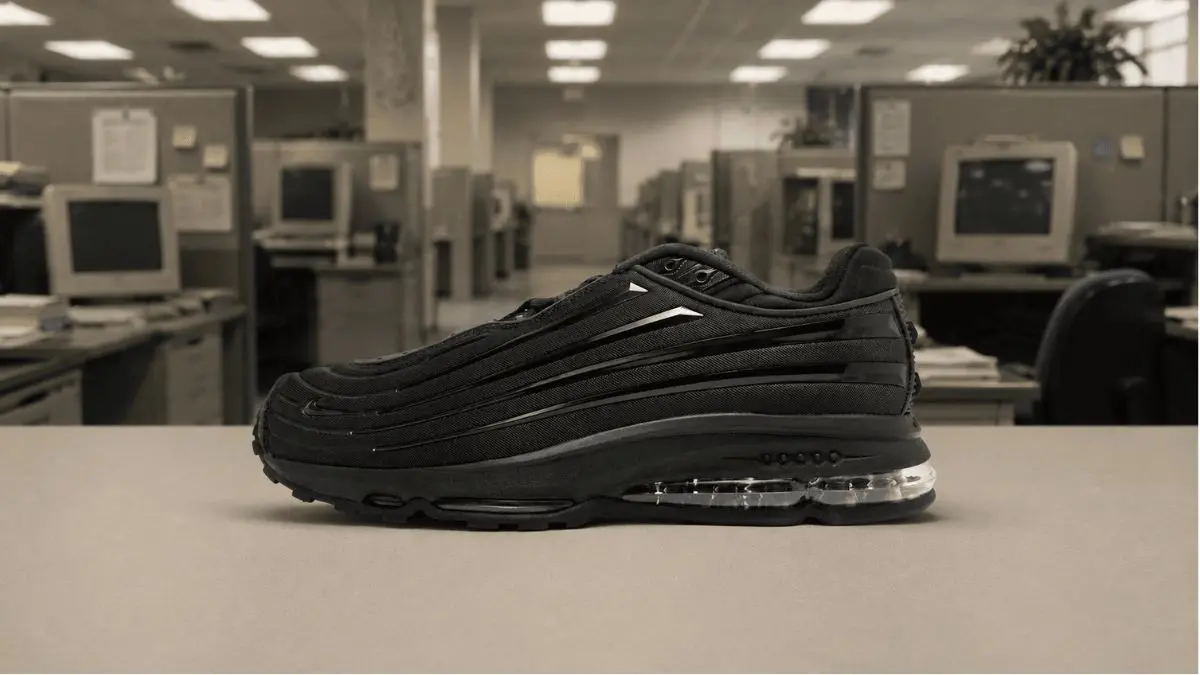 Hinh anh Nike Air Max 2000 Retro phoi mau Triple Black, bieu tuong cua su hoi sinh dong san pham sneaker co dien.