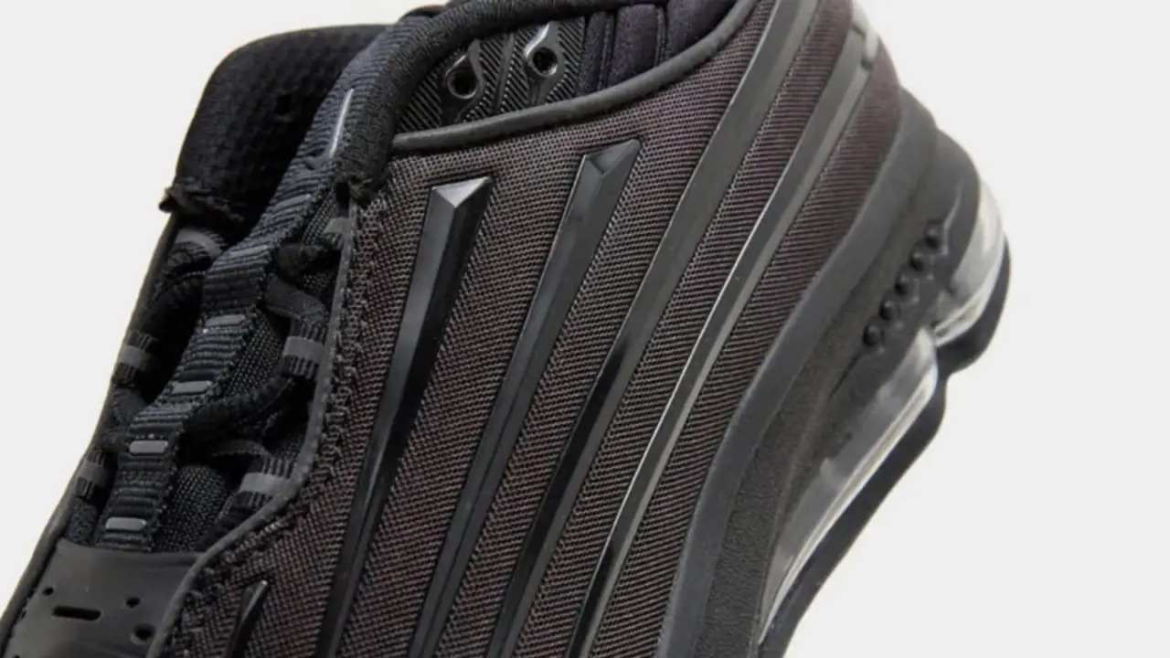 Hinh anh 4: Hinh anh Nike Air Max 2000 Retro phoi mau Triple Black, bieu tuong cua su hoi sinh dong san pham sneaker co dien.