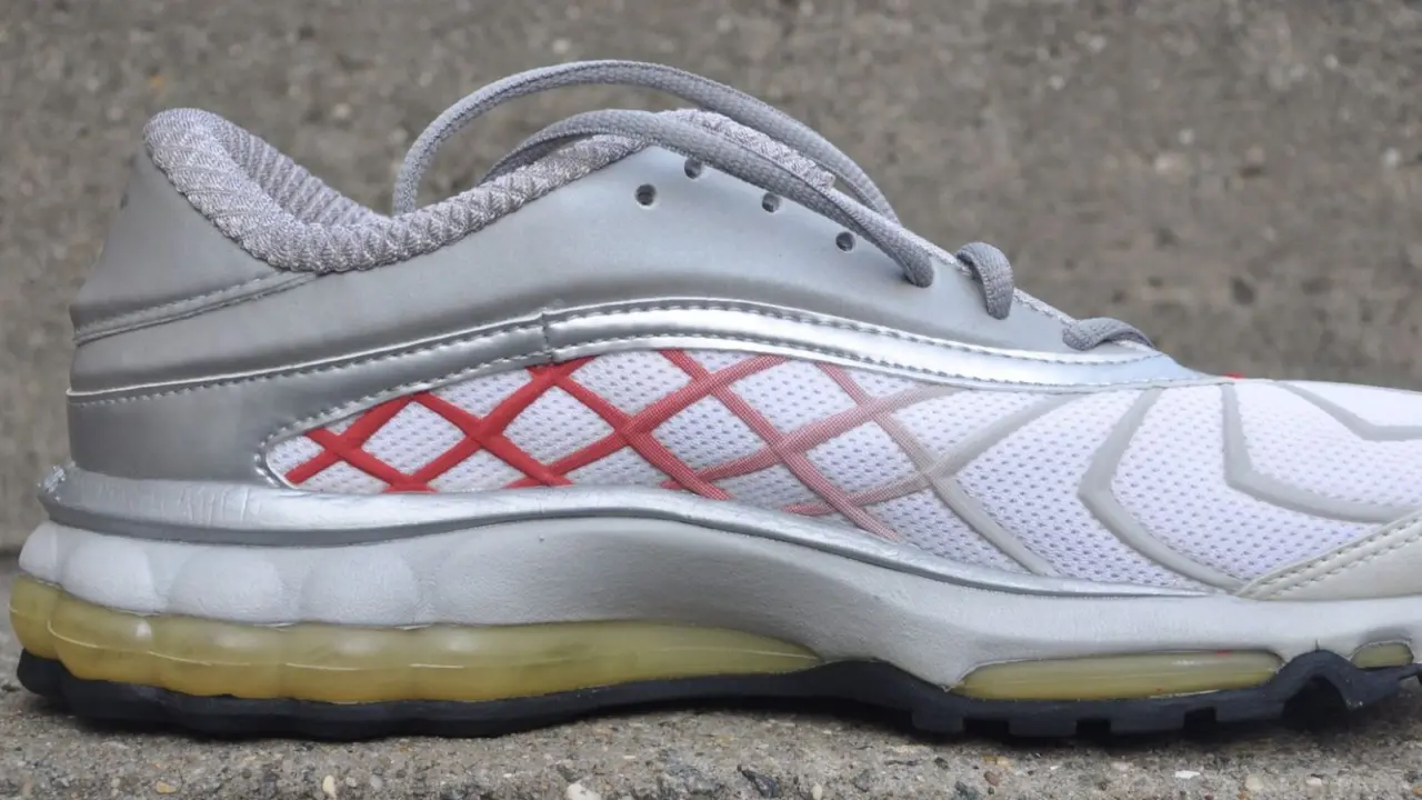 Hinh anh 7: Hinh anh Nike Air Max 2000 Retro phoi mau Triple Black, bieu tuong cua su hoi sinh dong san pham sneaker co dien.