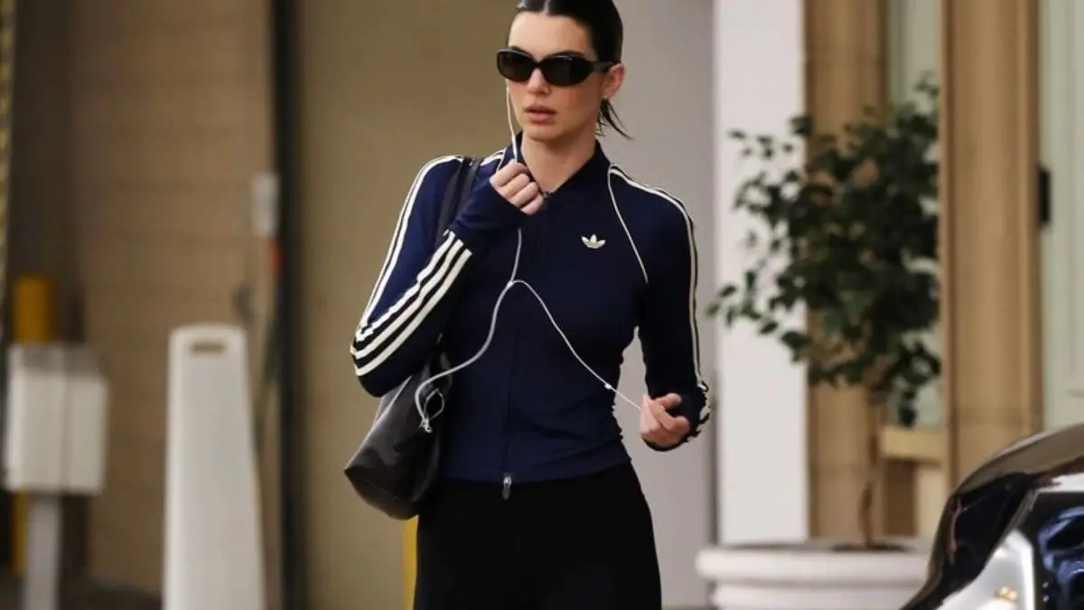 Kendall Jenner mac bo suu tap adidas Originals Sport moi voi ao khoac va legging den tren pho