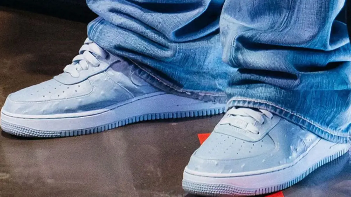 Hinh anh 2: Travis Scott mang doi giay Nike Air Force 1 'Ice Blue' voi thiet ke doc dao.