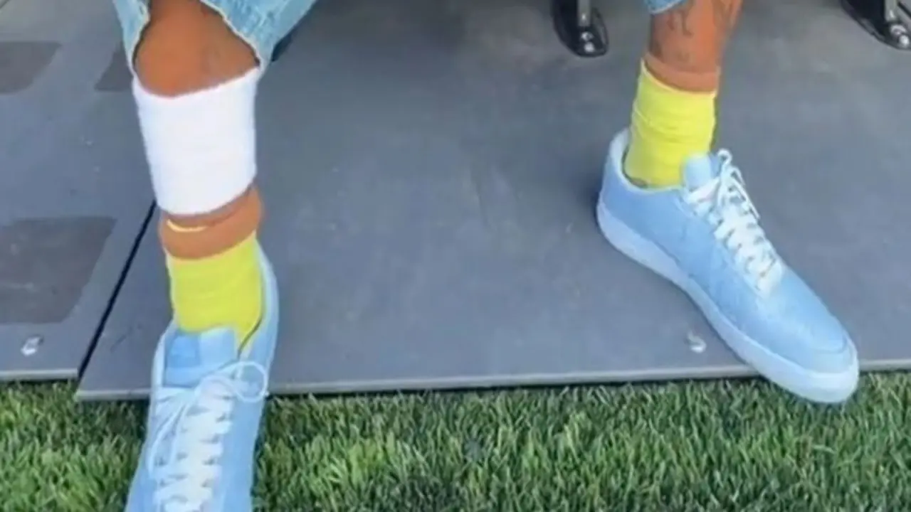 Hinh anh 3: Travis Scott mang doi giay Nike Air Force 1 'Ice Blue' voi thiet ke doc dao.