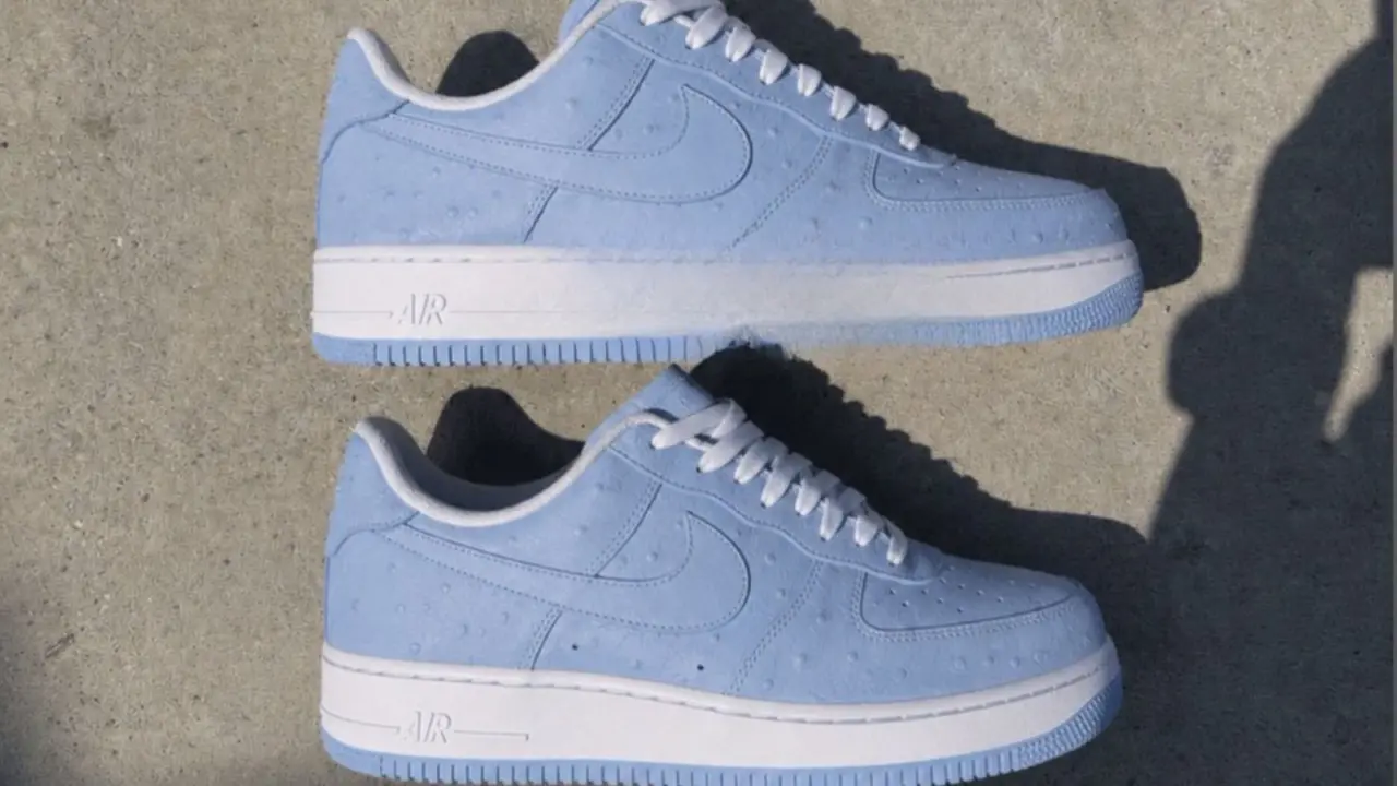 Hinh anh 5: Travis Scott mang doi giay Nike Air Force 1 'Ice Blue' voi thiet ke doc dao.