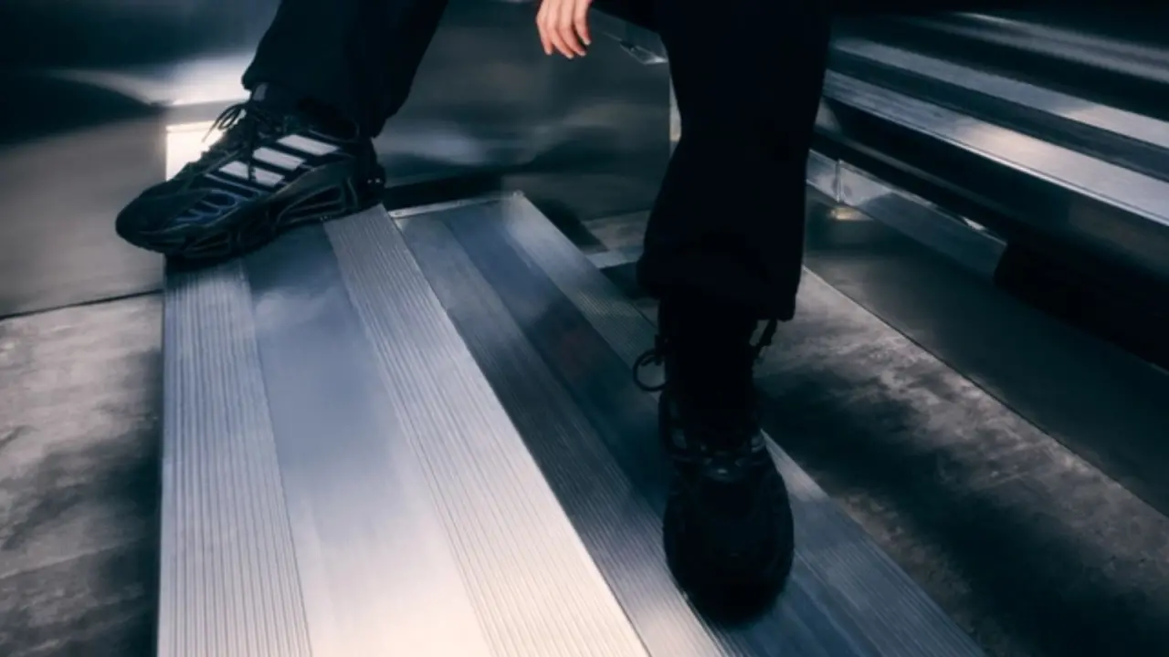 Hinh anh 3: Footpatrol x adidas Megaride Shades of Black, giay monochrome doc dao