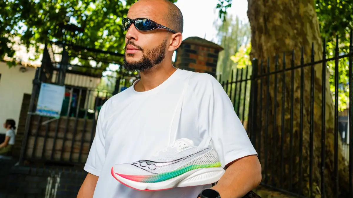 Leon Lewis chay cung giay Saucony Endorphin Elite 3