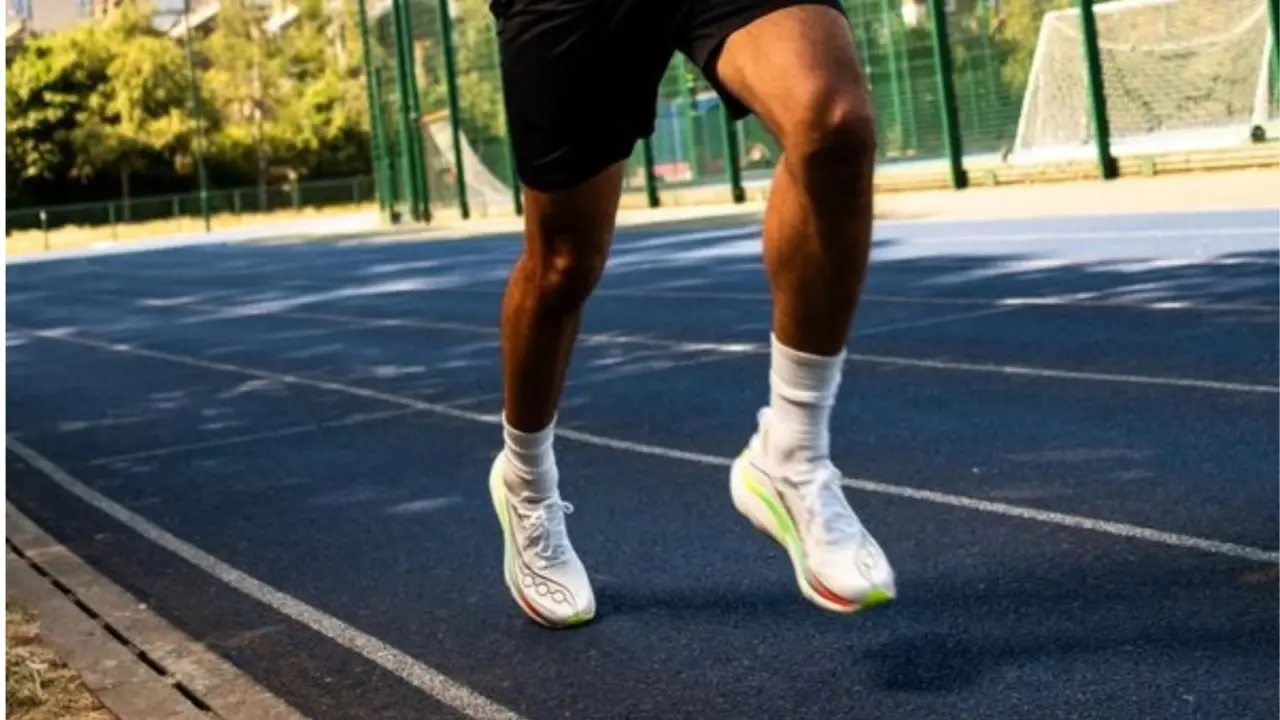 Hinh anh 1: Leon Lewis chay cung giay Saucony Endorphin Elite 3