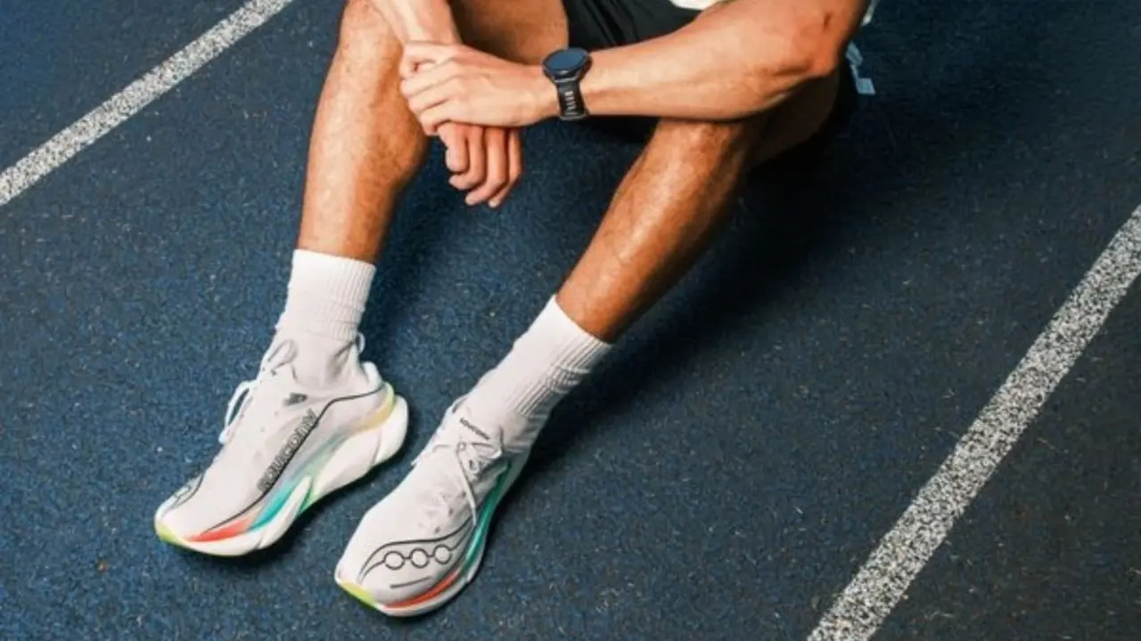 Hinh anh 2: Leon Lewis chay cung giay Saucony Endorphin Elite 3